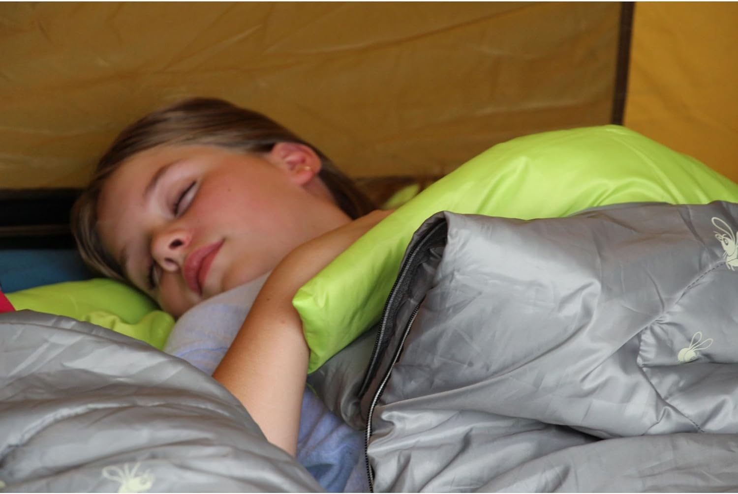 Coleman Kids 45°F Sleeping Bag, Comfortable Youth Sleeping Bag for Sleepovers & Camping, Fits Children up to 5ft 5in Tall, Lightweight and Warm Sleeping Bag for Indoor/Outdoor Use, Machine Washable